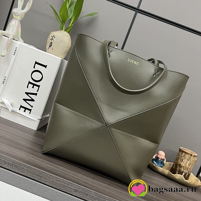 Bagsaaa Loewe Medium Puzzle Fold tote in shiny calfskin khaki green - 31.5 cm - 1