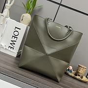 Bagsaaa Loewe Medium Puzzle Fold tote in shiny calfskin khaki green - 31.5 cm - 1