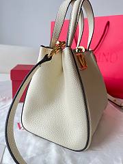 Bagsaaa Valentino Garavani Alltime Small Handbag In Grainy Calfskin White - 19cm - 2