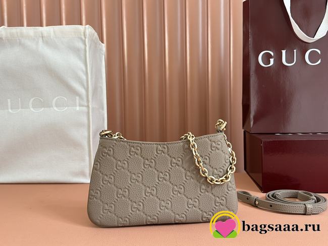 Bagsaaa Gucci GG Emblem super mini bag 815278 taupe - 23 x 12 x 2 cm - 1