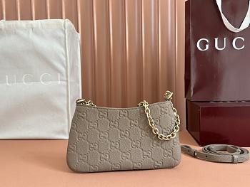 Bagsaaa Gucci GG Emblem super mini bag 815278 taupe - 23 x 12 x 2 cm