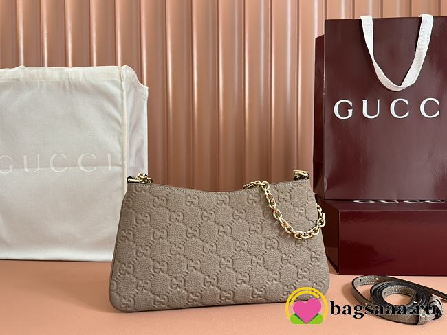 Bagsaaa Gucci GG Emblem medium shoulder bag 815277 taupe - 29.5cm - 1