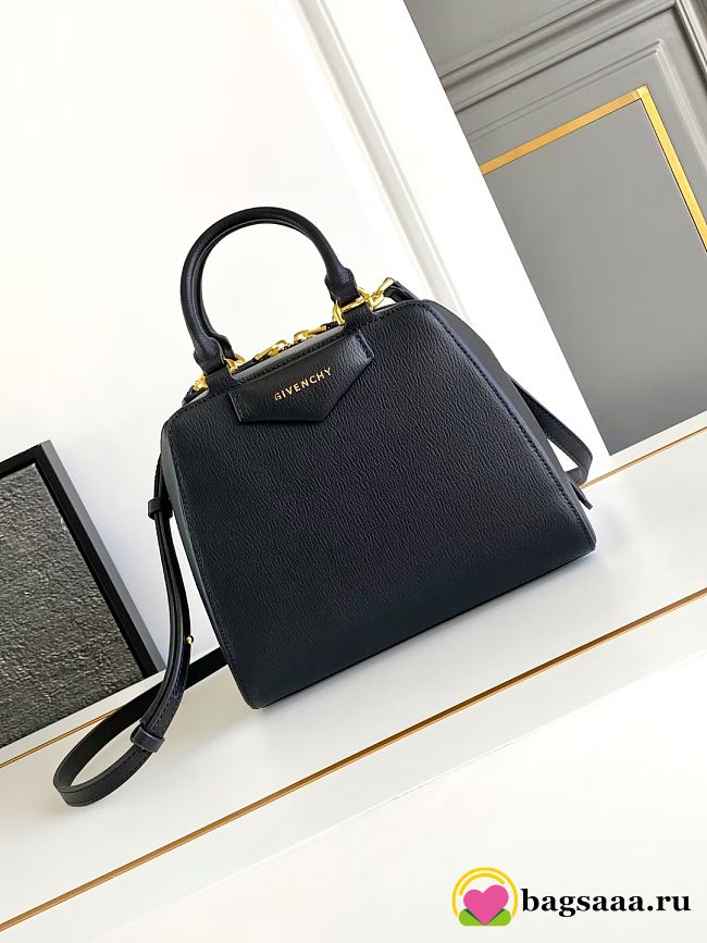 Bagsaaa Givenchy Mini Antigona Cube bag in leather black - 22cm - 1