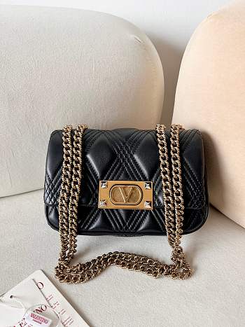 Bagsaaa Valentino Garavani Quiltie 67 Small Shoulder Bag In Quilted Nappa Black - 19cm