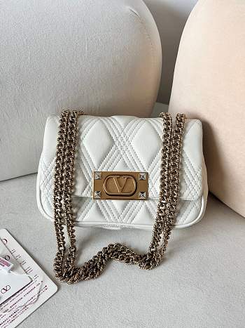 Bagsaaa Valentino Garavani Quiltie 67 Small Shoulder Bag In Quilted Nappa White - 19cm