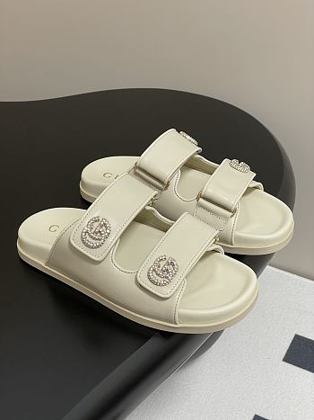 Bagsaaa Gucci Women's sandal with Double G 816633 Ivory