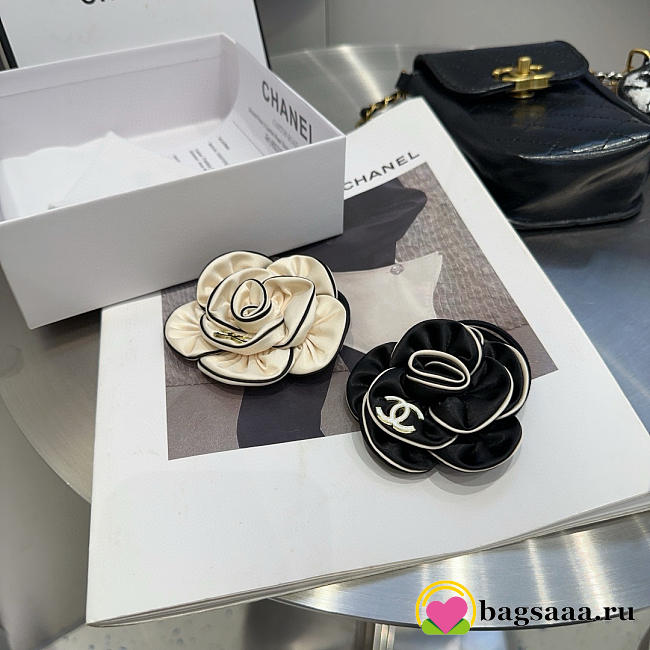 Bagsaaa Chanel Camellia Brooch - 1