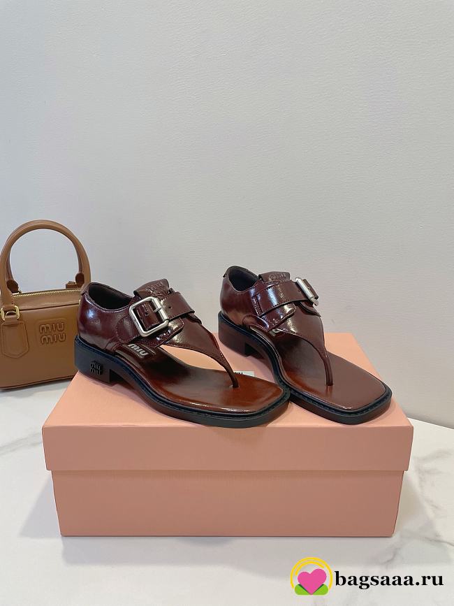 Bagsaaa Miu Miu Leather thong sandals with buckle dark brown - 1