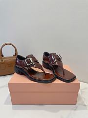 Bagsaaa Miu Miu Leather thong sandals with buckle dark brown - 1