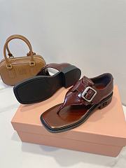 Bagsaaa Miu Miu Leather thong sandals with buckle dark brown - 4