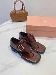 Bagsaaa Miu Miu Leather thong sandals with buckle dark brown - 3