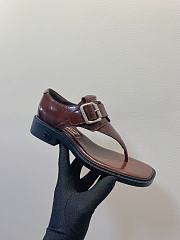 Bagsaaa Miu Miu Leather thong sandals with buckle dark brown - 2