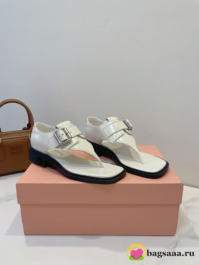 Bagsaaa Miu Miu Leather thong sandals with buckle white - 1