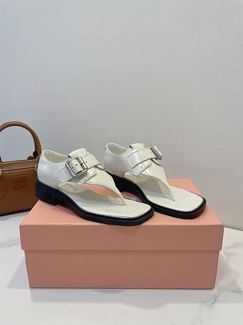 Bagsaaa Miu Miu Leather thong sandals with buckle white