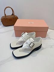 Bagsaaa Miu Miu Leather thong sandals with buckle white - 4