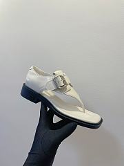 Bagsaaa Miu Miu Leather thong sandals with buckle white - 2