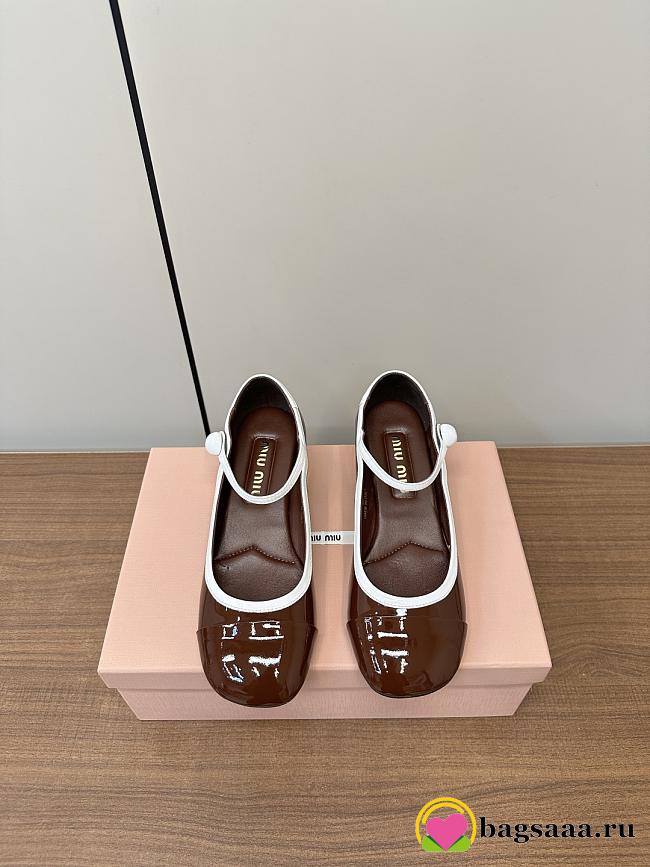 Bagsaaa Miu Miu Two-tone patent leather Mary Jane pumps Rosewood/white - 1