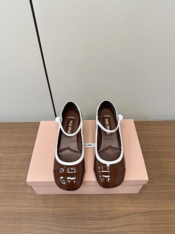 Bagsaaa Miu Miu Two-tone patent leather Mary Jane pumps Rosewood/white