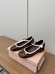 Bagsaaa Miu Miu Two-tone patent leather Mary Jane pumps Rosewood/white - 2
