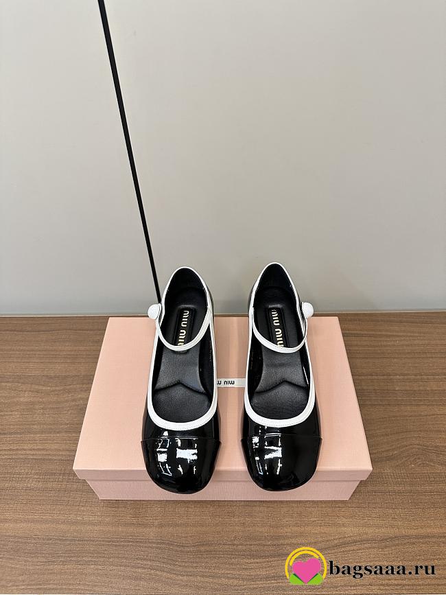 Bagsaaa Miu Miu Two-tone patent leather Mary Jane pumps Black/white - 1