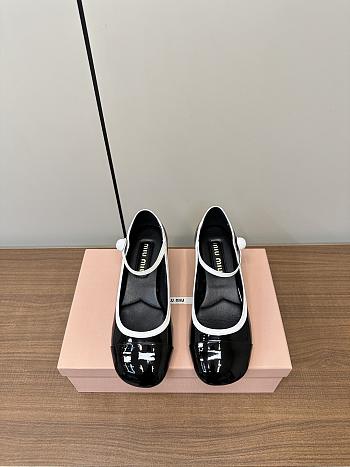Bagsaaa Miu Miu Two-tone patent leather Mary Jane pumps Black/white