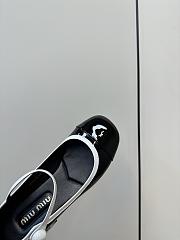 Bagsaaa Miu Miu Two-tone patent leather Mary Jane pumps Black/white - 4