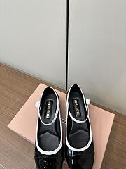 Bagsaaa Miu Miu Two-tone patent leather Mary Jane pumps Black/white - 3