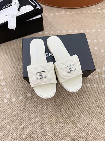Bagsaaa Chanel Turnlock Sandals White