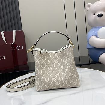 Bagsaaa Gucci GG Emblem Mini Bucket Bag 815118 beige & white - 19x18x11 cm