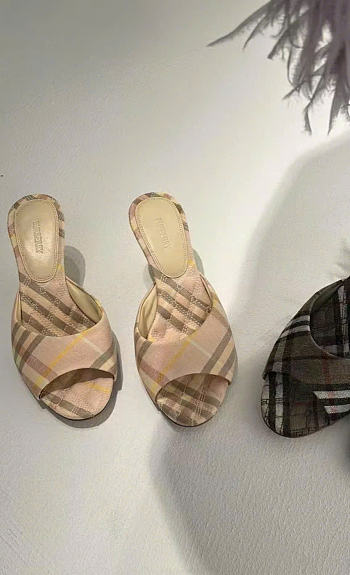 Bagsaaa Burberry Check Mews Low Mules​ beige