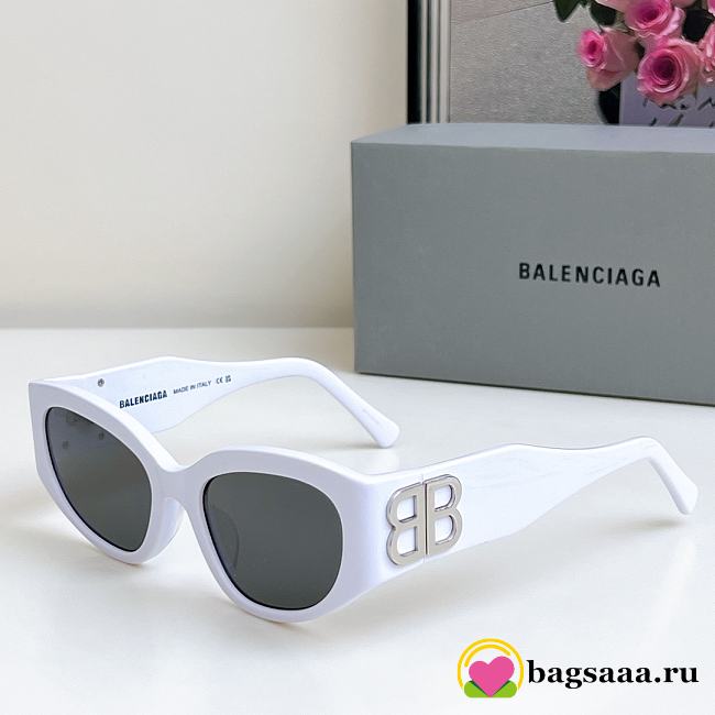 Bagsaaa Balenciaga Bossy Round Af Sunglasses in White - 1