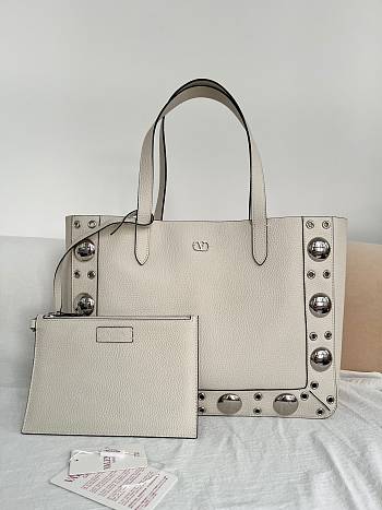 Bagsaaa Valentino Garavani Nellcôte Medium Shopping Bag In Grainy Calfskin Ivory - 40cm
