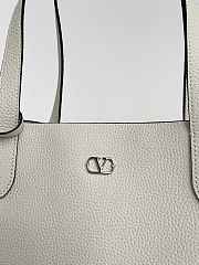 Bagsaaa Valentino Garavani Nellcôte Medium Shopping Bag In Grainy Calfskin Ivory - 40cm - 2