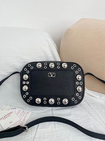 Bagsaaa Valentino Garavani Nellcôte Crossbody Bag In Grainy Calfskin black - 23cm