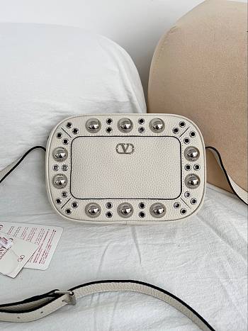 Bagsaaa Valentino Garavani Nellcôte Crossbody Bag In Grainy Calfskin ivory - 23cm