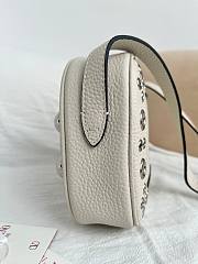Bagsaaa Valentino Garavani Nellcôte Crossbody Bag In Grainy Calfskin ivory - 23cm - 3
