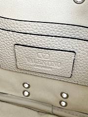 Bagsaaa Valentino Garavani Nellcôte Crossbody Bag In Grainy Calfskin ivory - 23cm - 2