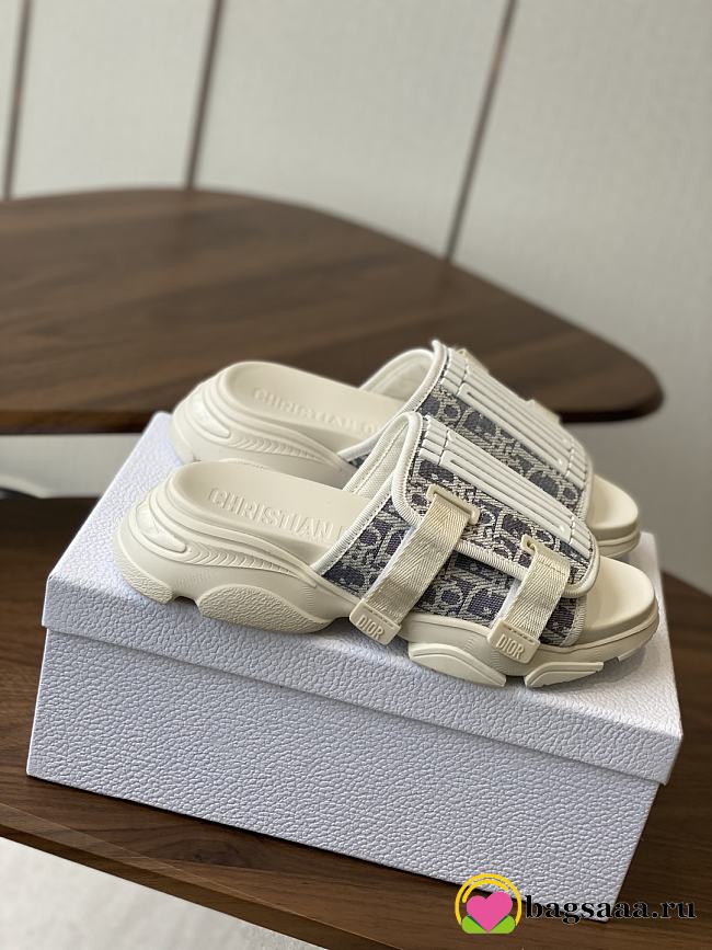 Bagsaaa Dior D-Wander Slide Chambray Blue Jacquard with Ecru Raffia Dior Oblique Motif and White Rubber - 1
