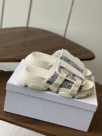 Bagsaaa Dior D-Wander Slide Chambray Blue Jacquard with Ecru Raffia Dior Oblique Motif and White Rubber
