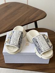 Bagsaaa Dior D-Wander Slide Chambray Blue Jacquard with Ecru Raffia Dior Oblique Motif and White Rubber - 2