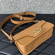 Bagsaaa Valentino Garavani VLogo Signature leather shoulder bag brown - 26cm - 2