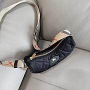 Bagsaaa Burberry Horseshoe Crossbody Bag black - 23.5cm - 4