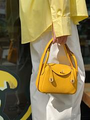 Bagsaaa Hermès mini Lindy Yellow Togo & Gold - 20cm - 4