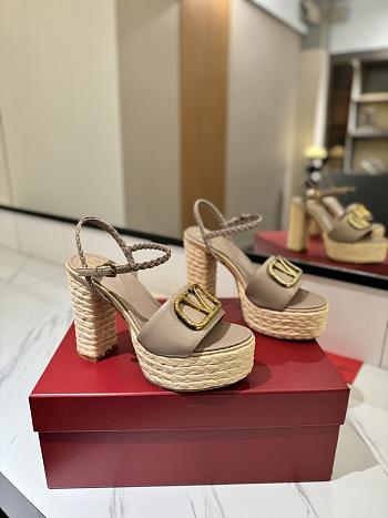 Bagsaaa Valentino Garavani VLogo leather platform sandals nude