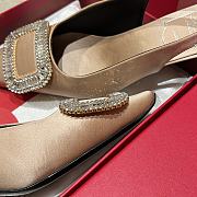 Bagsaaa Roger Vivier Belle Vivier Slingback Pumps in satin beige - 2