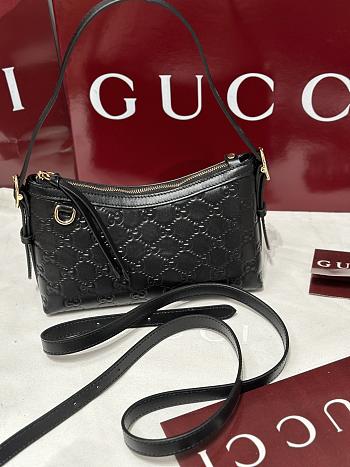 Bagsaaa Gucci GG Emblem small shoulder bag 847450 black - 22cm