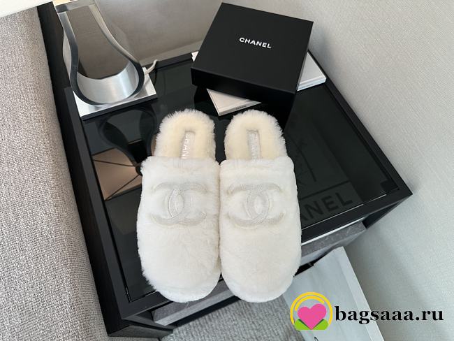 Bagsaaa Chanel White Shearling Slippers - 1