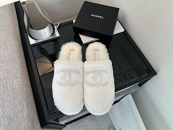 Bagsaaa Chanel White Shearling Slippers