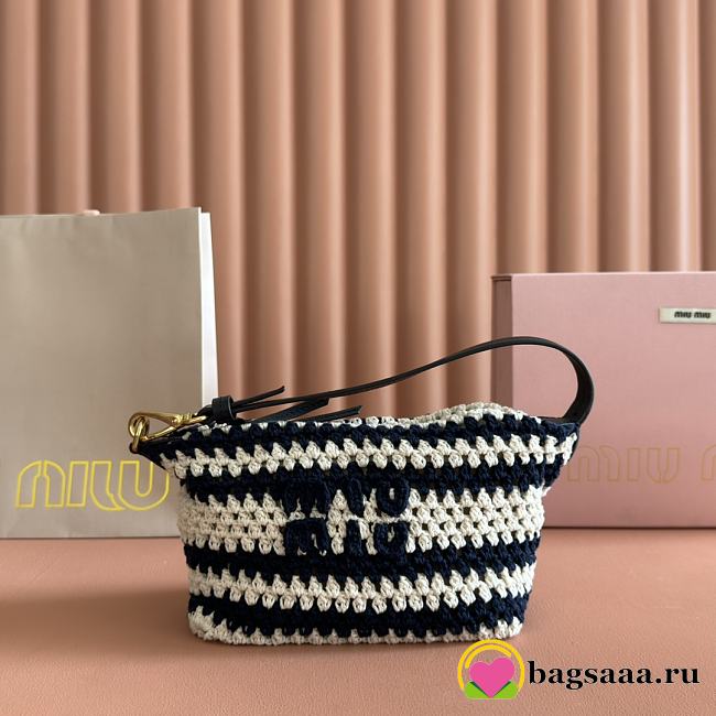 Bagsaaa Miu Miu Logo crochet shoulder bag in blue - 18.5cm - 1
