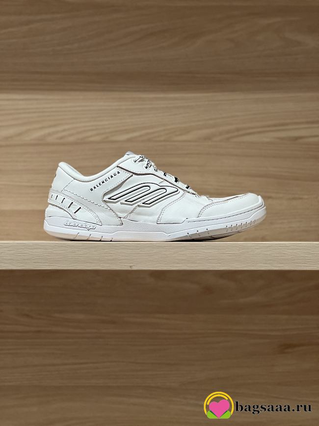 Bagsaaa Balenciaga Hamptons Medium Worn-Out Sneaker in white cowskin and polyester white - 1